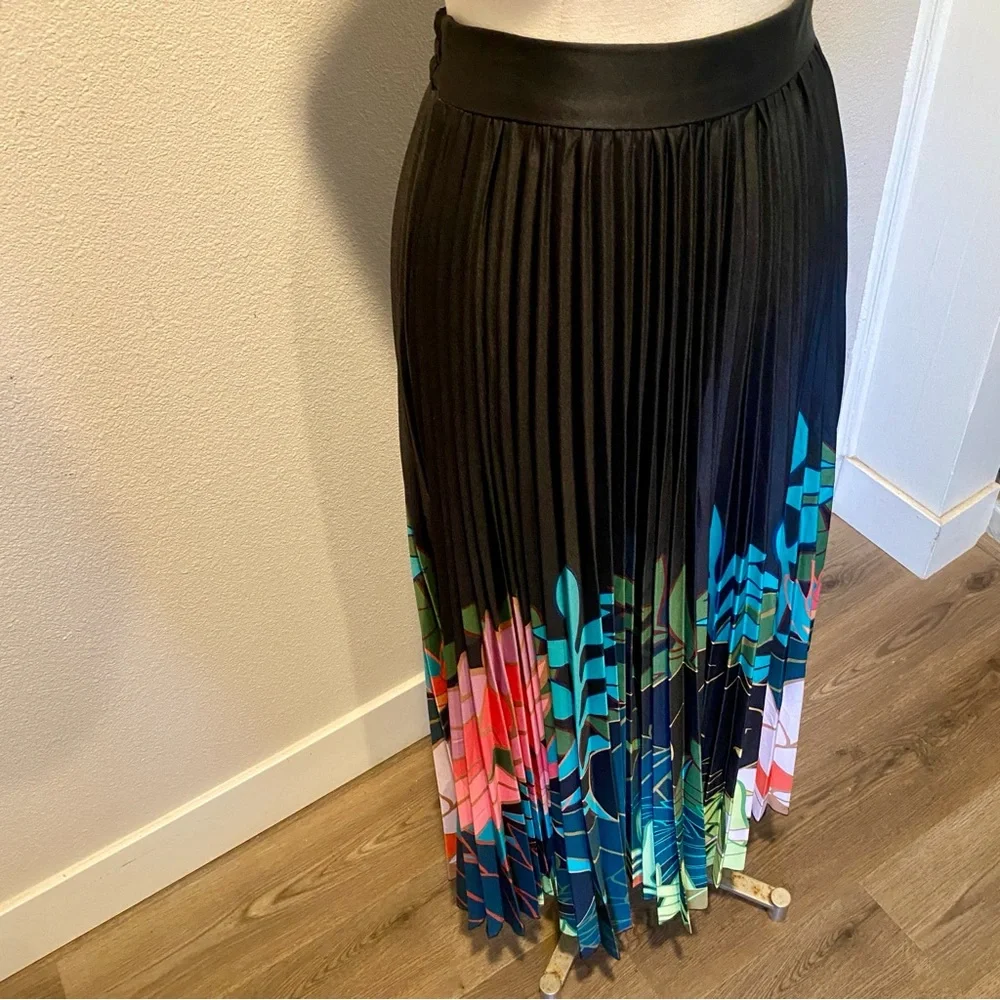 Benaar Los Angeles Pleated Panther Maxi Skirt Black and Floral Print - Picture 3 of 7